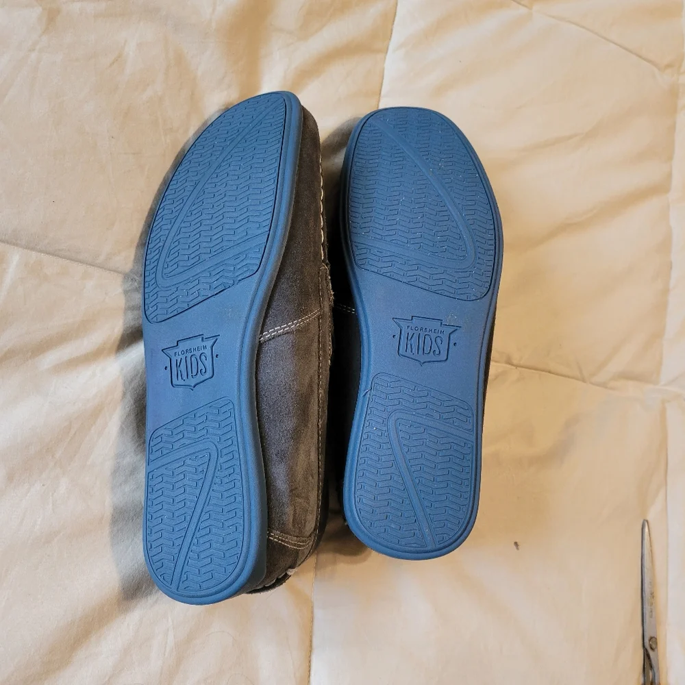 Florsheim kids grey loafers with large stitching